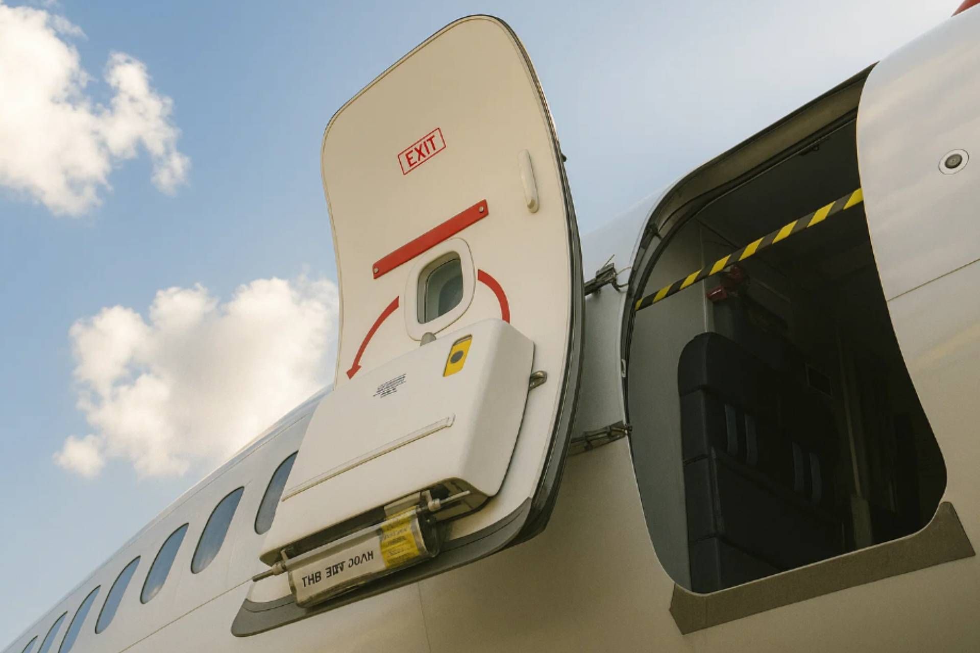 Si può aprire il portellone di un aereo durante il volo? Si può aprire il portellone di un aereo durante il volo?