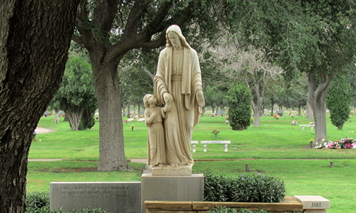Statue-in-memorial-gardens