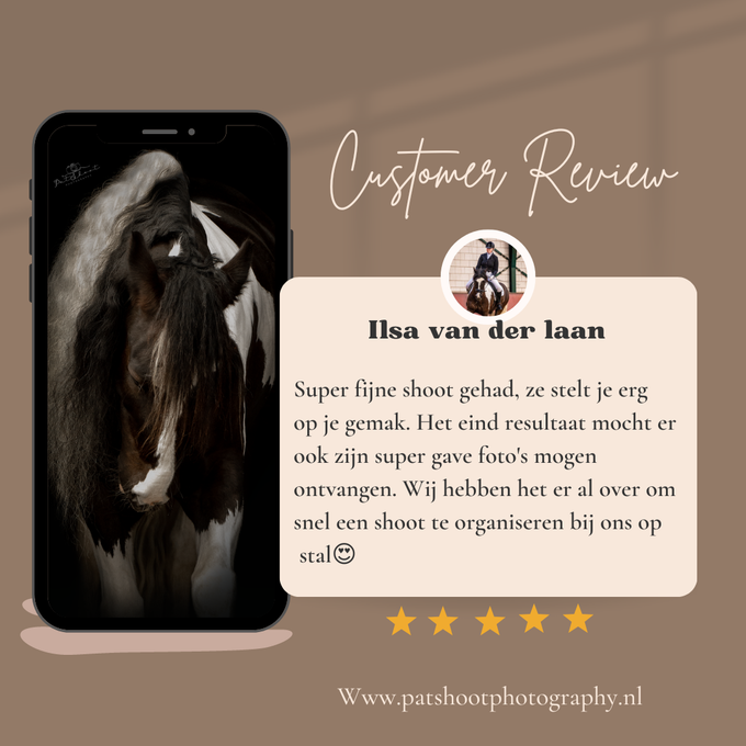 Een klantrecensie. Tekst op een beige achtergrond prijst een fotoshoot. Op een telefoon is een zwart-witfoto van een paard te zien.