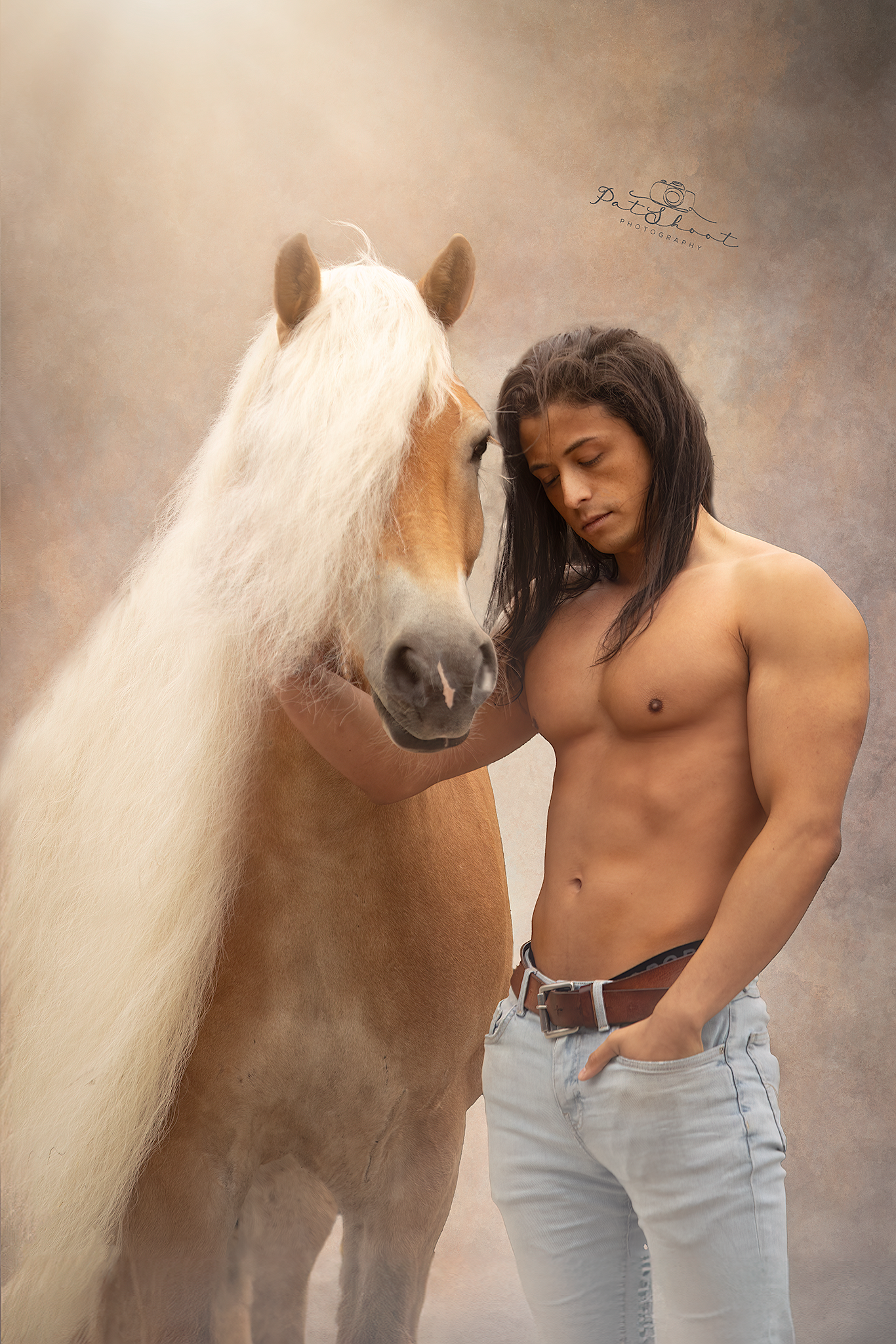 Een man met lang haar, zonder shirt, laat zijn arm rusten op het hoofd van een gebruind paard; beiden kijken naar beneden, badend in het zonlicht.