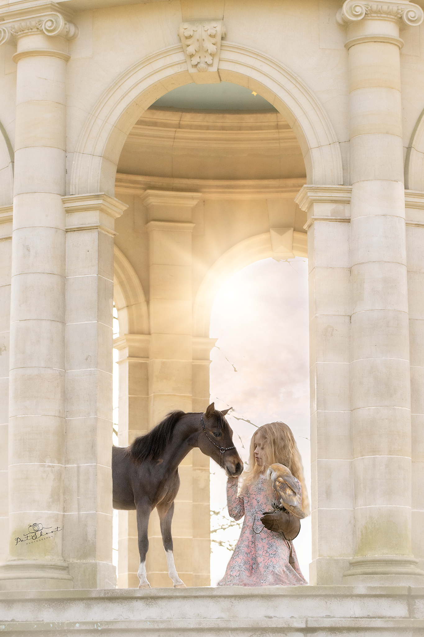 Vrouw in een bloemenjurk met een paard in een klassieke stenen doorgang, in het zonlicht.