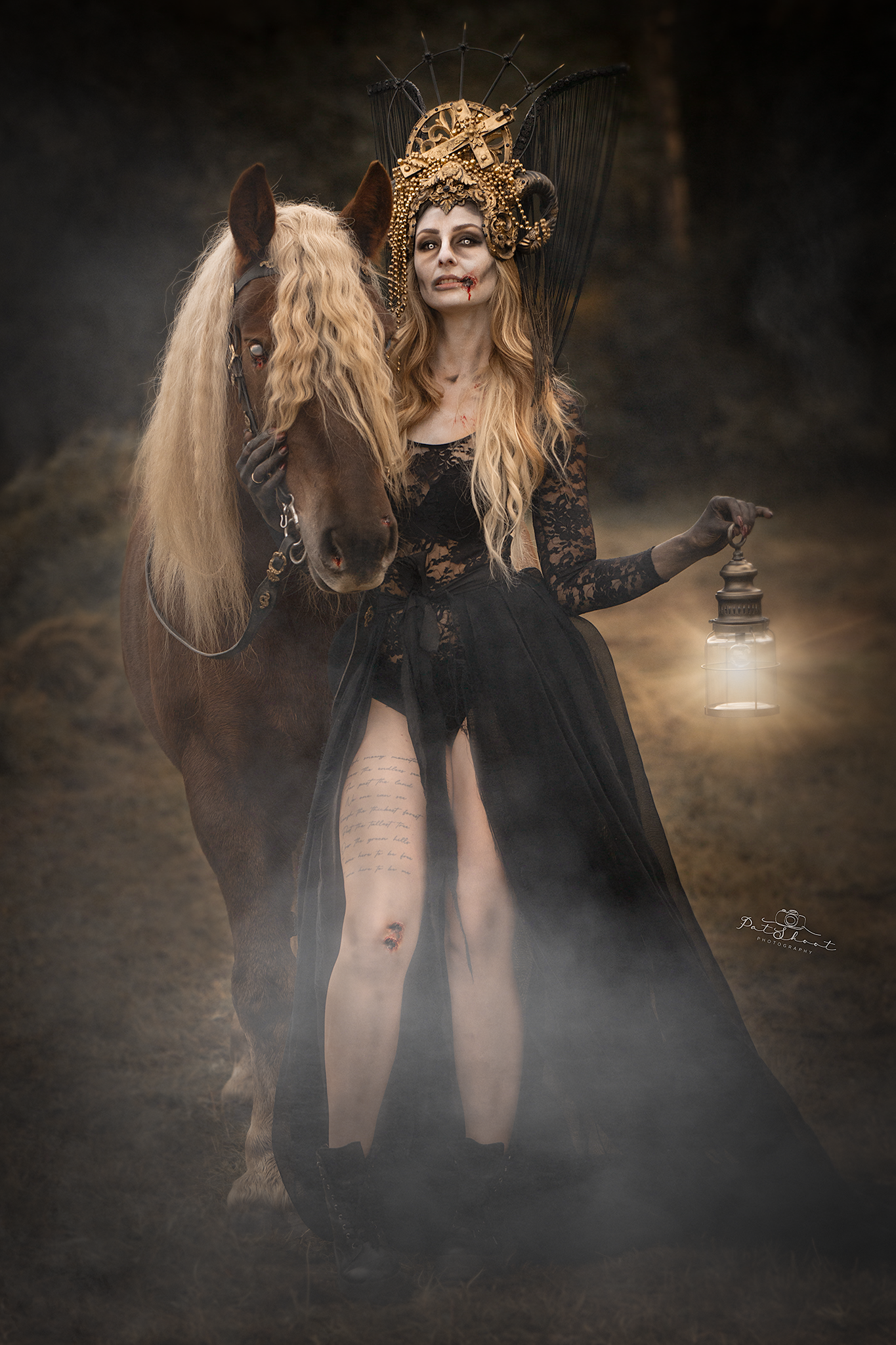 Vrouw in gotische jurk met sierlijke hoofdtooi, die een lantaarn vasthoudt, met een paard naast haar in het bos.