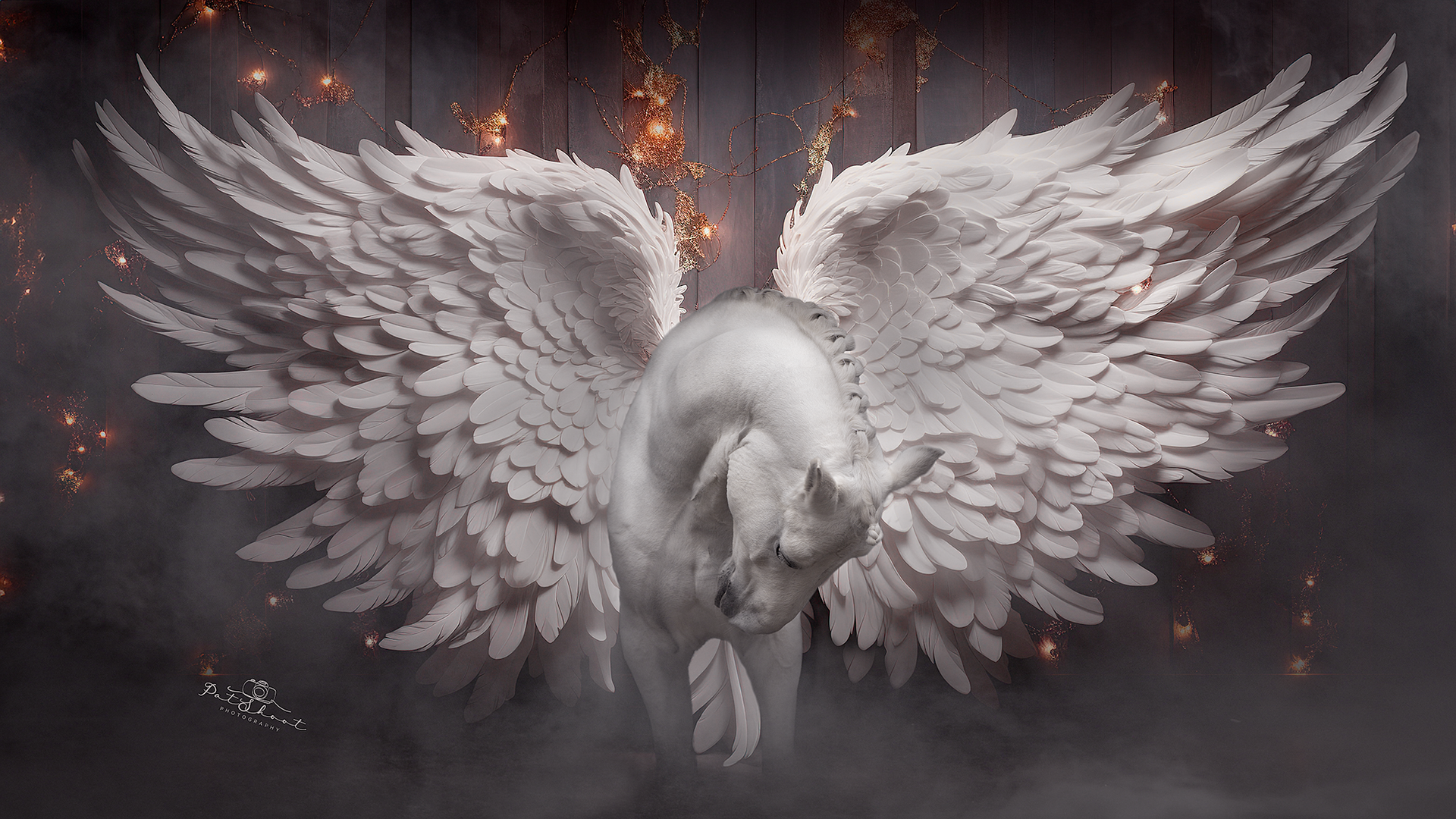 Een wit Pegasus-beeld met grote gevederde vleugels tegen een donkere achtergrond, met rook en gloeiende kolen.