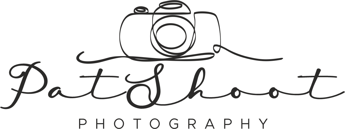 Logo voor Pat Shoot Photography, met een lijntekening van een camera en sierlijke tekst.