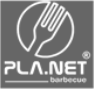 Logo bianco di PLANET Barbecue con forchetta e coltello stilizzati all'interno di un cerchio su sfondo scuro