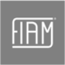 Logo FIAM bianco in un rettangolo arrotondato su sfondo grigio.
