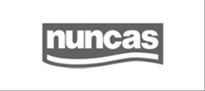 Logo Nunças in testo bianco su sfondo grigio scuro con sottolineatura a onda