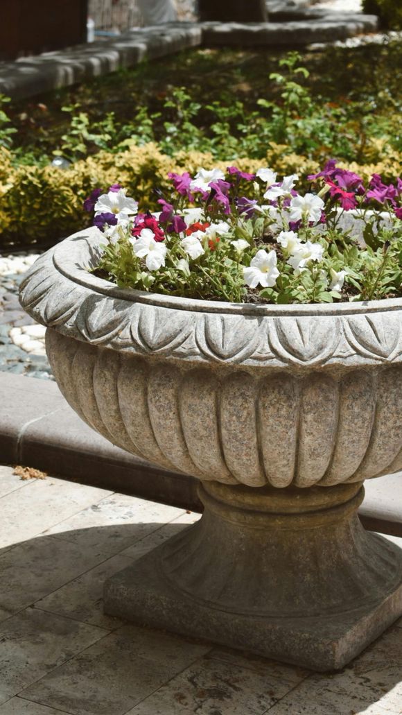 Esposizione di tavoli, sedie e complementi da giardino