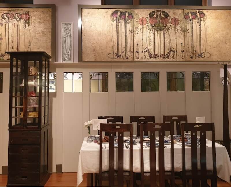 Eén van de Macdonald zussen maakte prachtig Artdeco werk, waaronder aquarelschilderijen en meubels voor Tearooms.