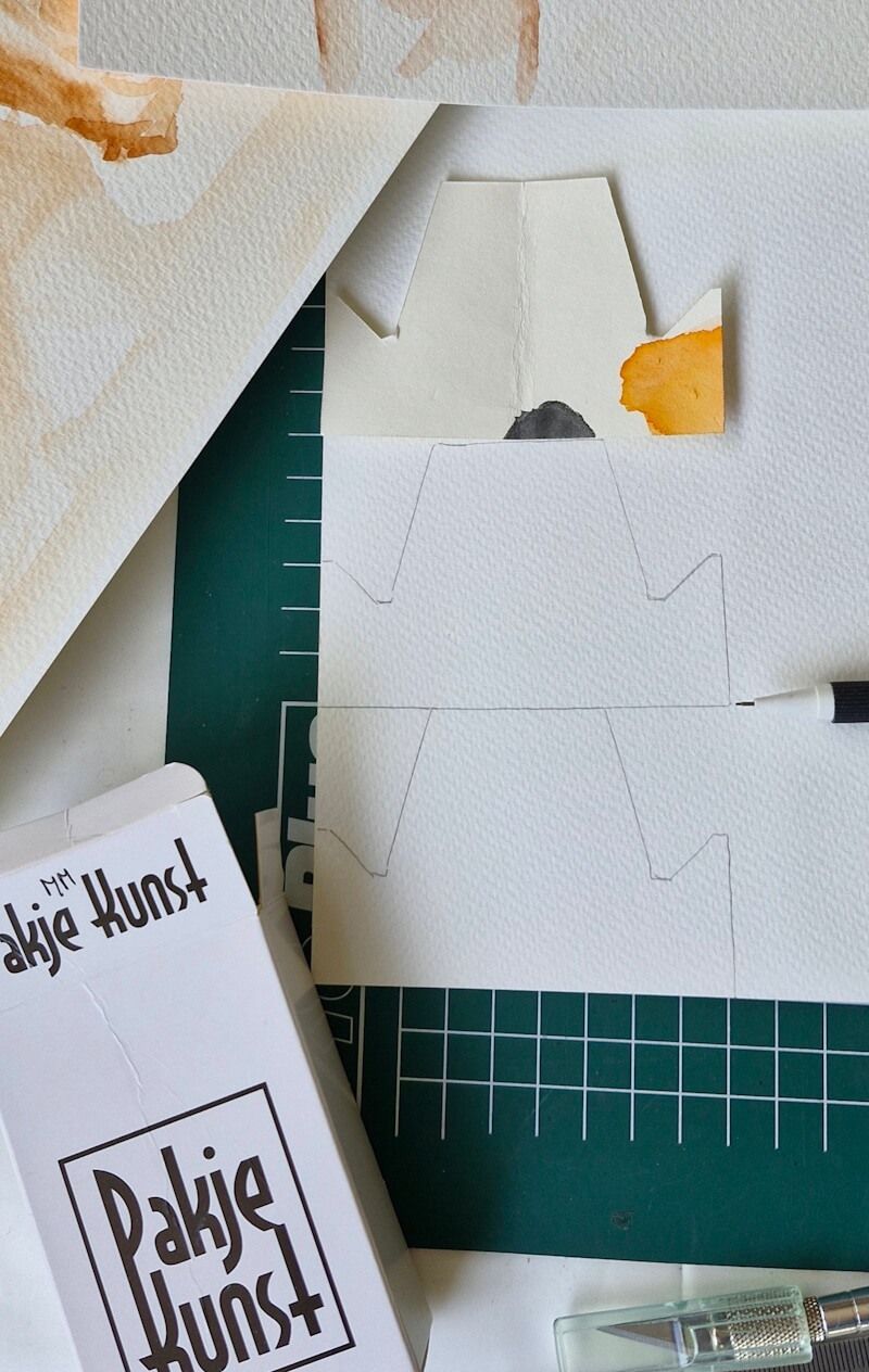 Het maken van de kleine standaardjes van papier zodat het werkje aan beide zijden getoond kan worden.