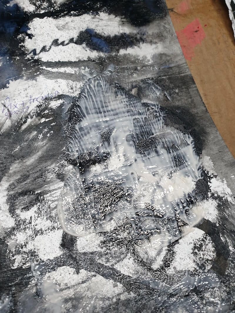 Afwerken acrylschilderij met gloss medium en acryl vernis