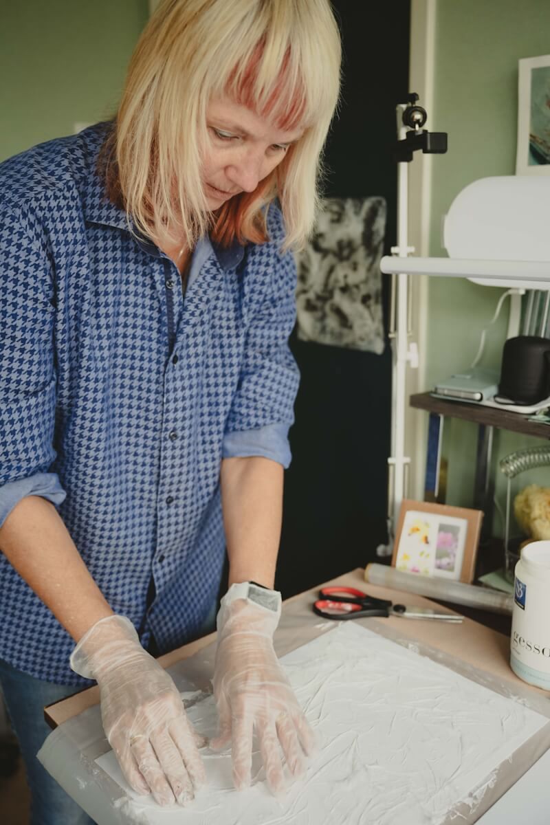 Zie hier de fotoshoot gemaakt door heidi van Gorp-Melchers, waarmee zij een fotoverhaal vertelt van mij aan het werk als kunstenaar in mijn studio.