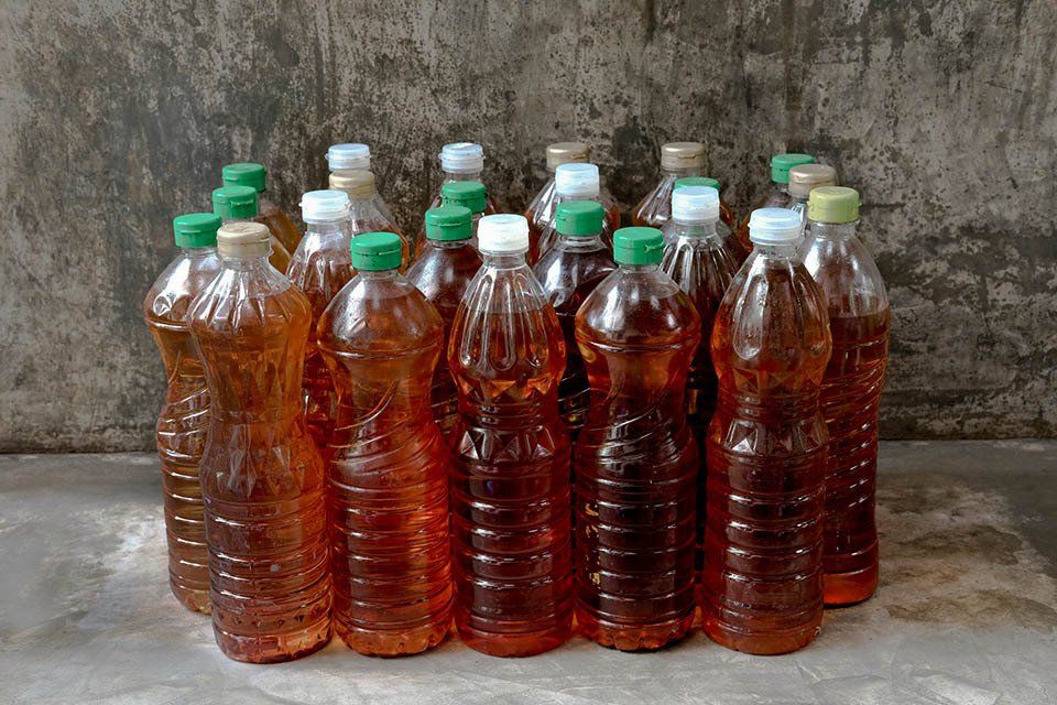 Olio esausto in bottiglie di plastica
