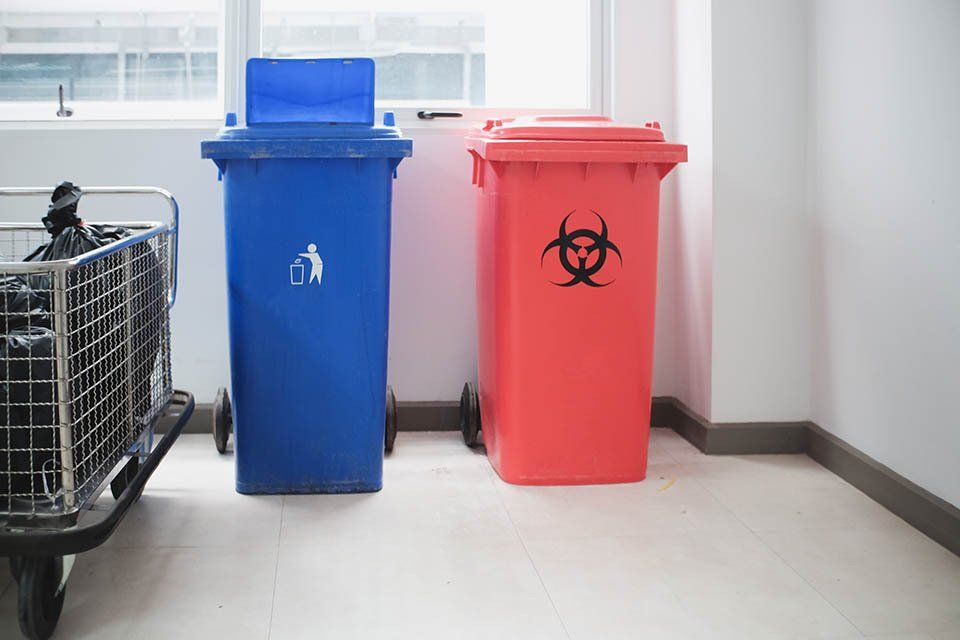 Contenitori per rifiuti normali e pericolosi
