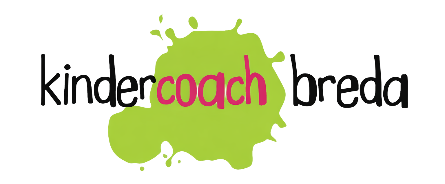 Kindercoach Breda-logo met zwarte en roze tekst op een limoengroene verfspat.
