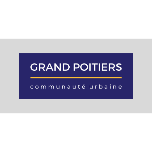 Logo du Grand Poitiers. Rectangle bleu avec texte blanc et ligne orange. « Grand Poitiers » sur « communauté urbaine ».