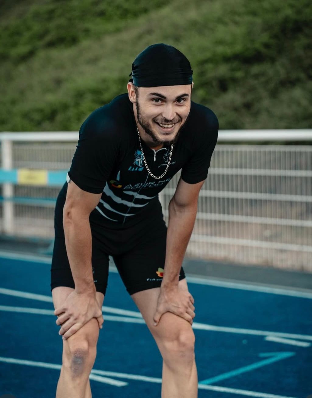 Sprinteur à l'arrivée Erwann Delabarre-Thompson avec le sourire après un bon 100m.
