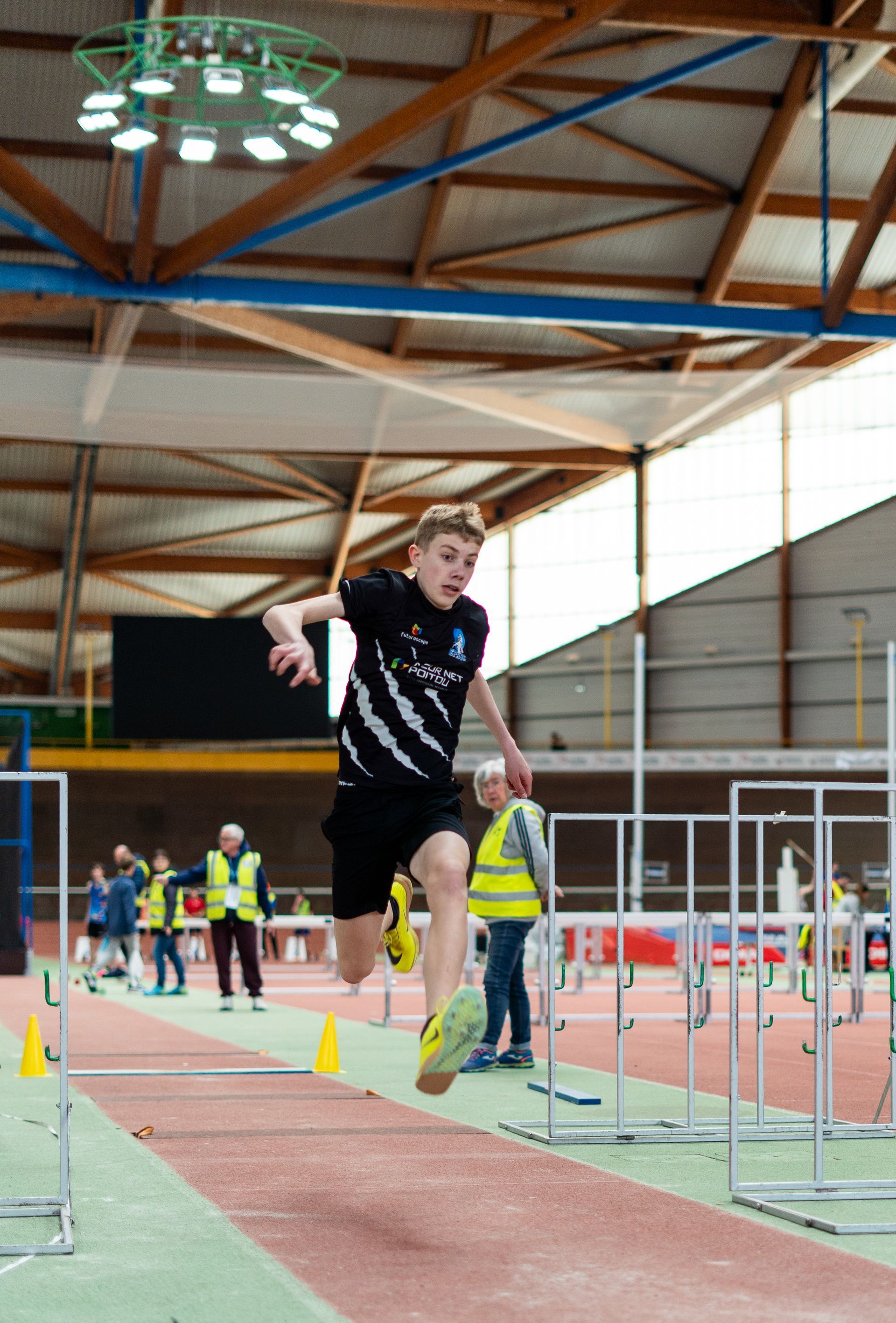 jeune triple sauteur Eliot Brouillard saute à Bordeaux. 