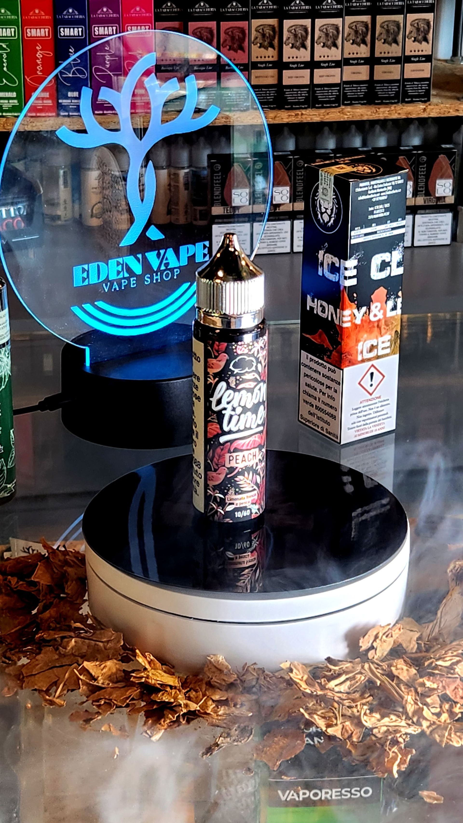 Uno scaffale pieno di bottiglie di e-liquid e lattine.