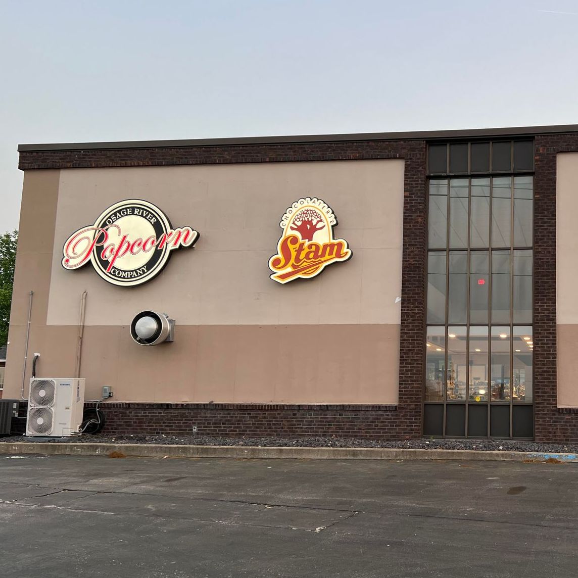 A building with a sign that says popcorn on it