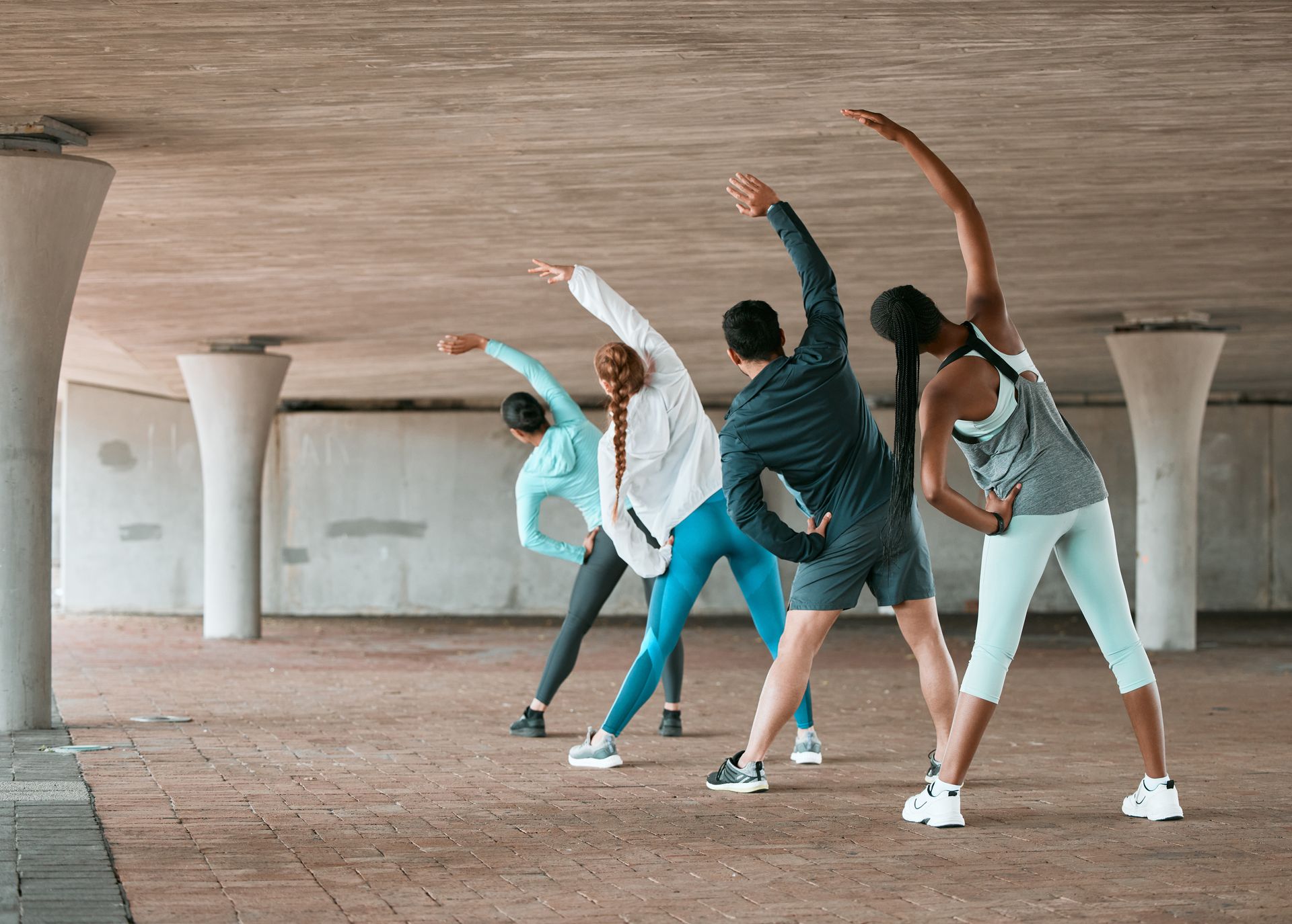 4 people streching