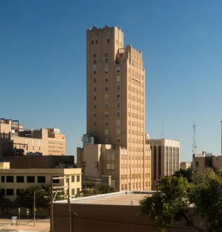 A very tall building in the middle of a city