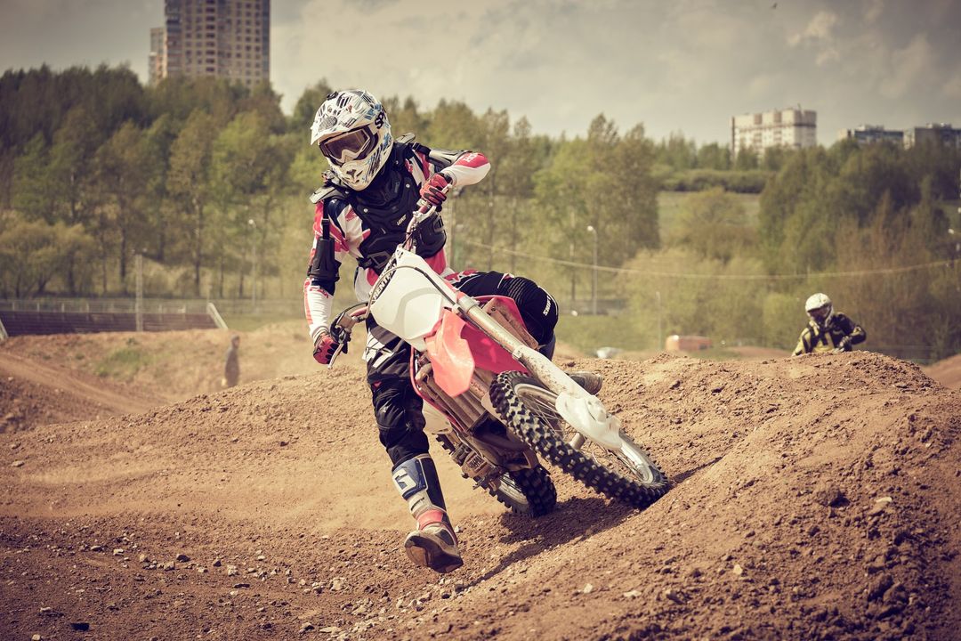 uomo su moto da enduro
