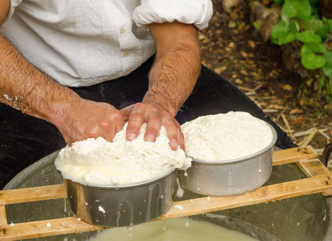 uomo che fa il formaggio
