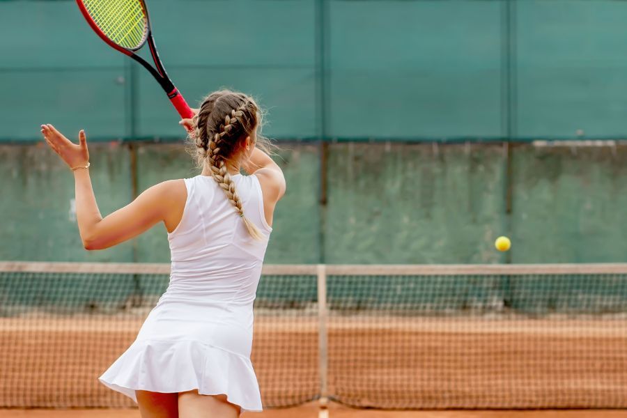 ragazza che gioca a tennis
