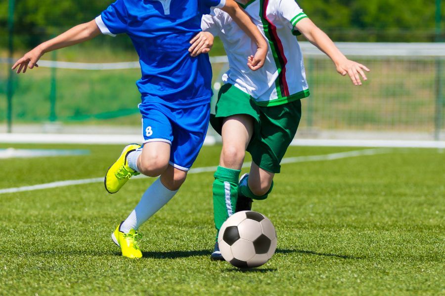 ragazzi che giocano a calcio