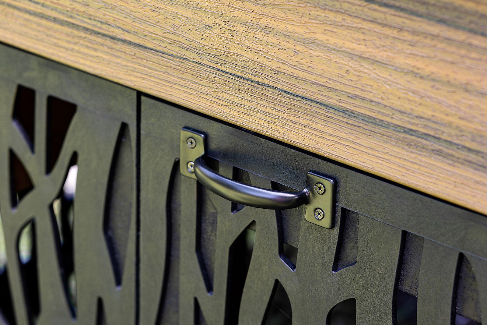 Armoire en métal noir avec plateau en bois, porte ajourée décorative et poignée en métal.