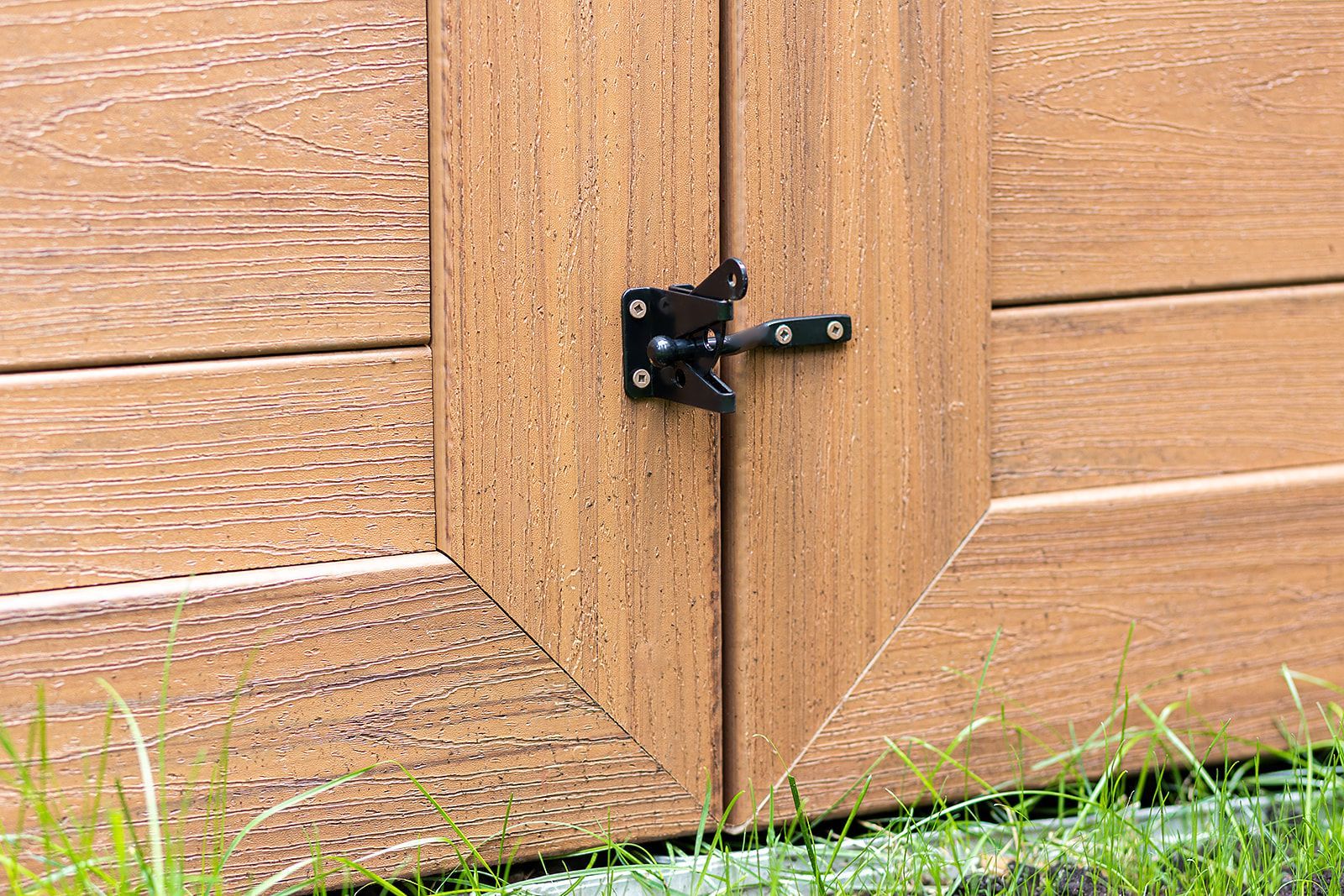 Portes de cabanon en bois avec loquet noir.
