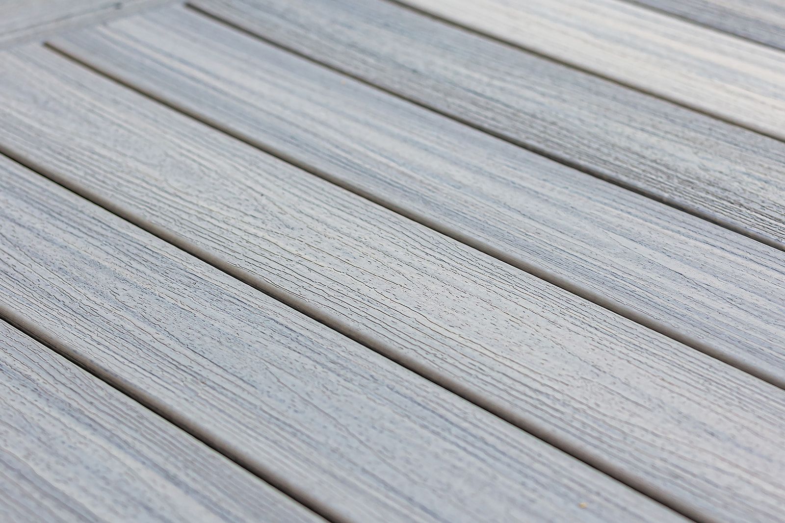 Planches de bois peintes en gris.