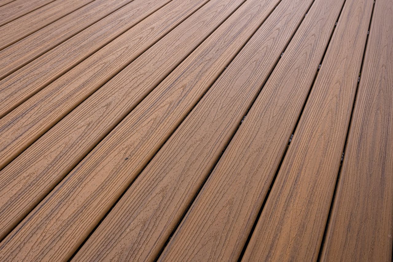 Gros plan sur des planches de terrasse en bois brun.