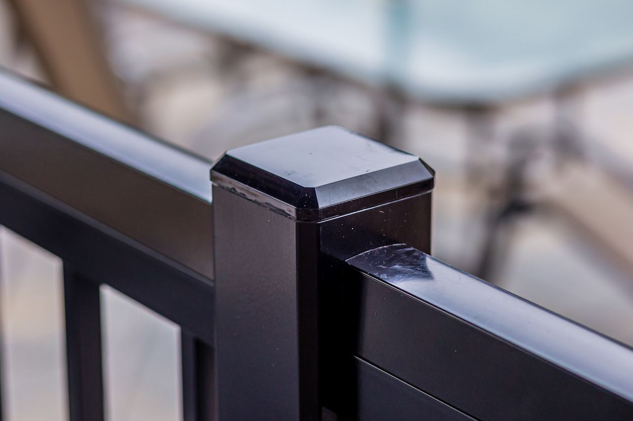 Rambarde de terrasse en métal noir avec poteau et capuchon carrés.