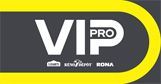 Logo VIP Pro : Texte blanc « VIP PRO » sur fond gris, contour jaune ; comprend les logos Lowe's, SENECA et BONA.