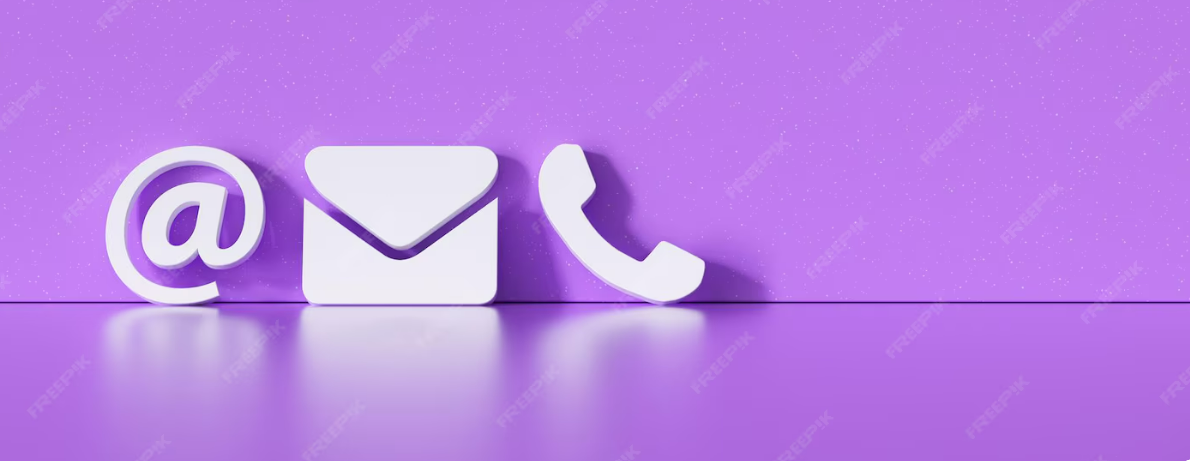 Contact icoon. Witte e-mail-, envelop- en telefoonpictogrammen op een paarse achtergrond.
