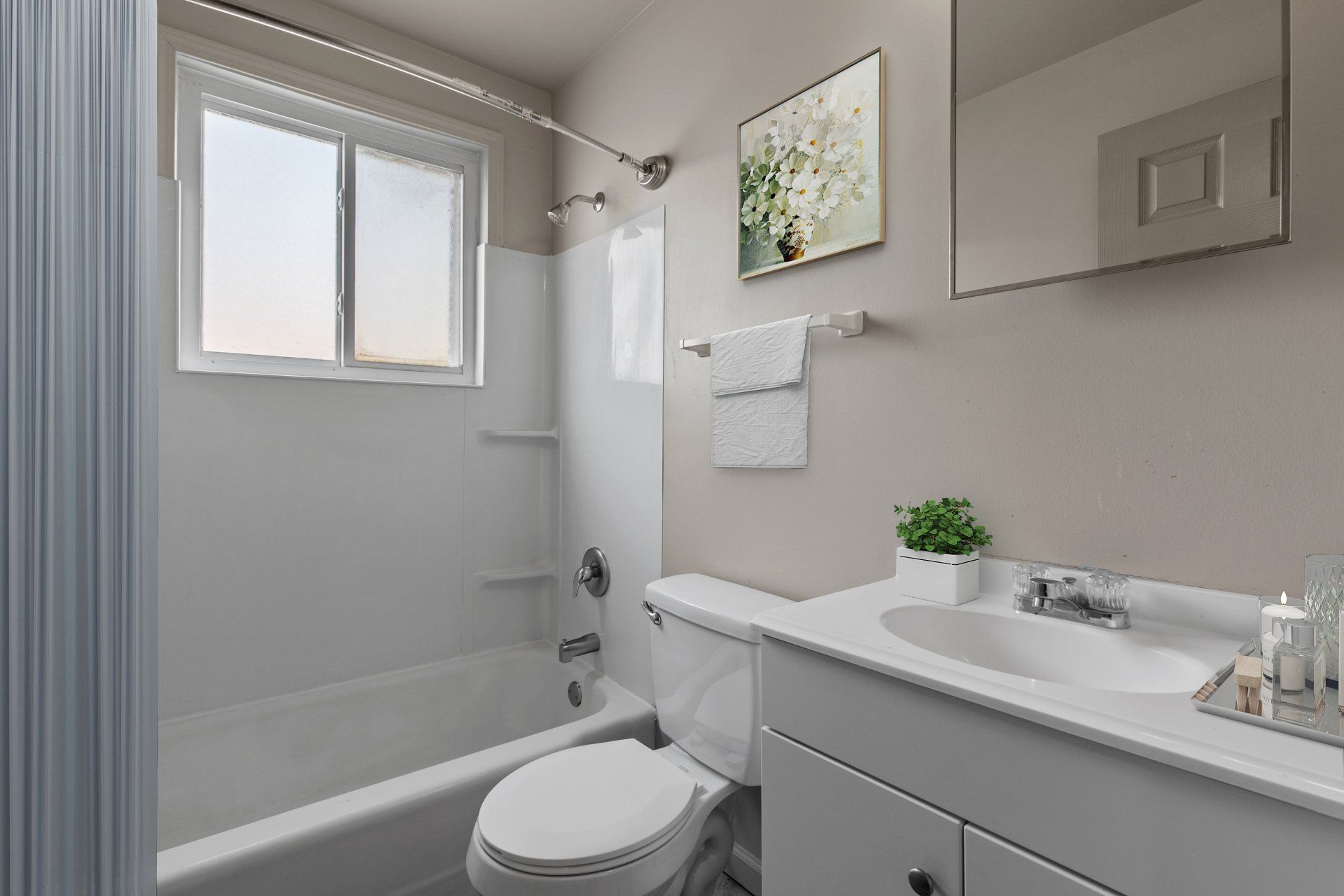 Teson Garden Apartments bathroom with tub