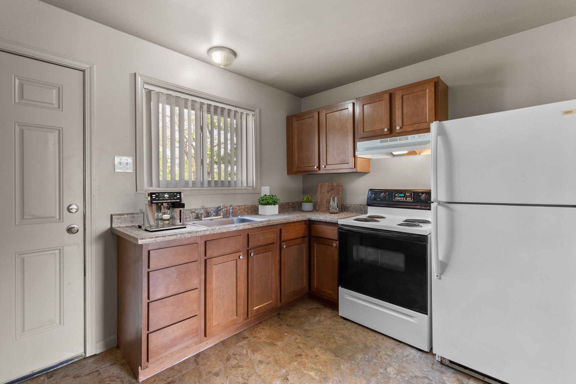 2 Bedroom / 1.5 bathroom unit kitchen