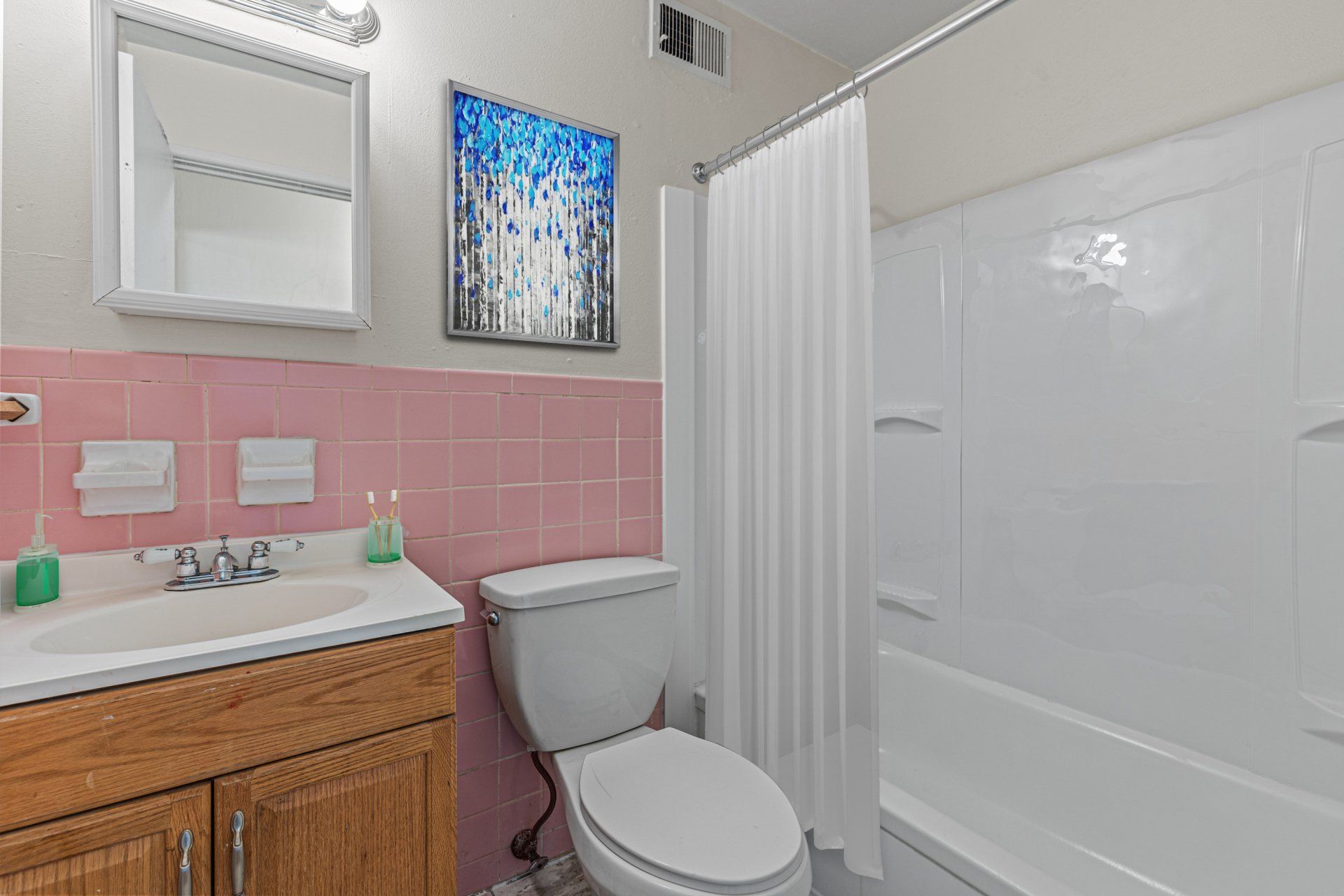 Charbonier Apartments interior bathroom.