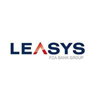 Logo LEASYS in blu navy e rosso con lo slogan "FCA Bank Group" sottostante.