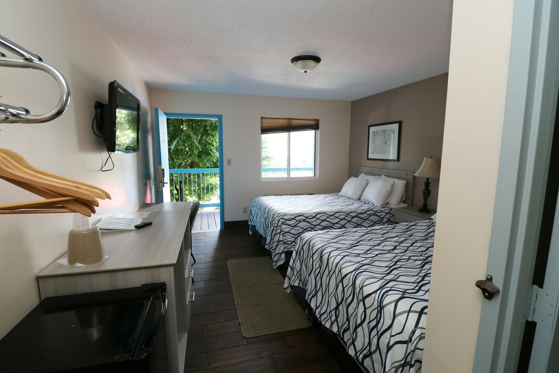 Commodore Resort - 2 Double Bedroom - Exterior Poolside