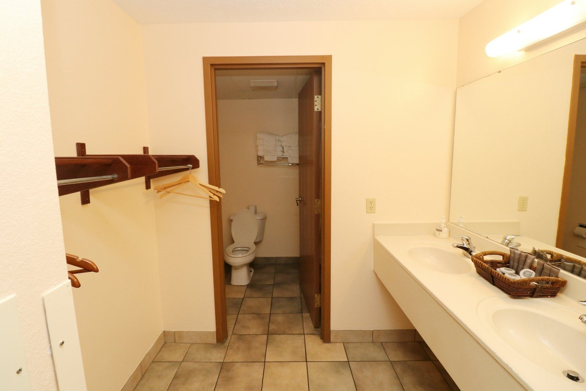 Commodore Resort - 4 double bed bathroom