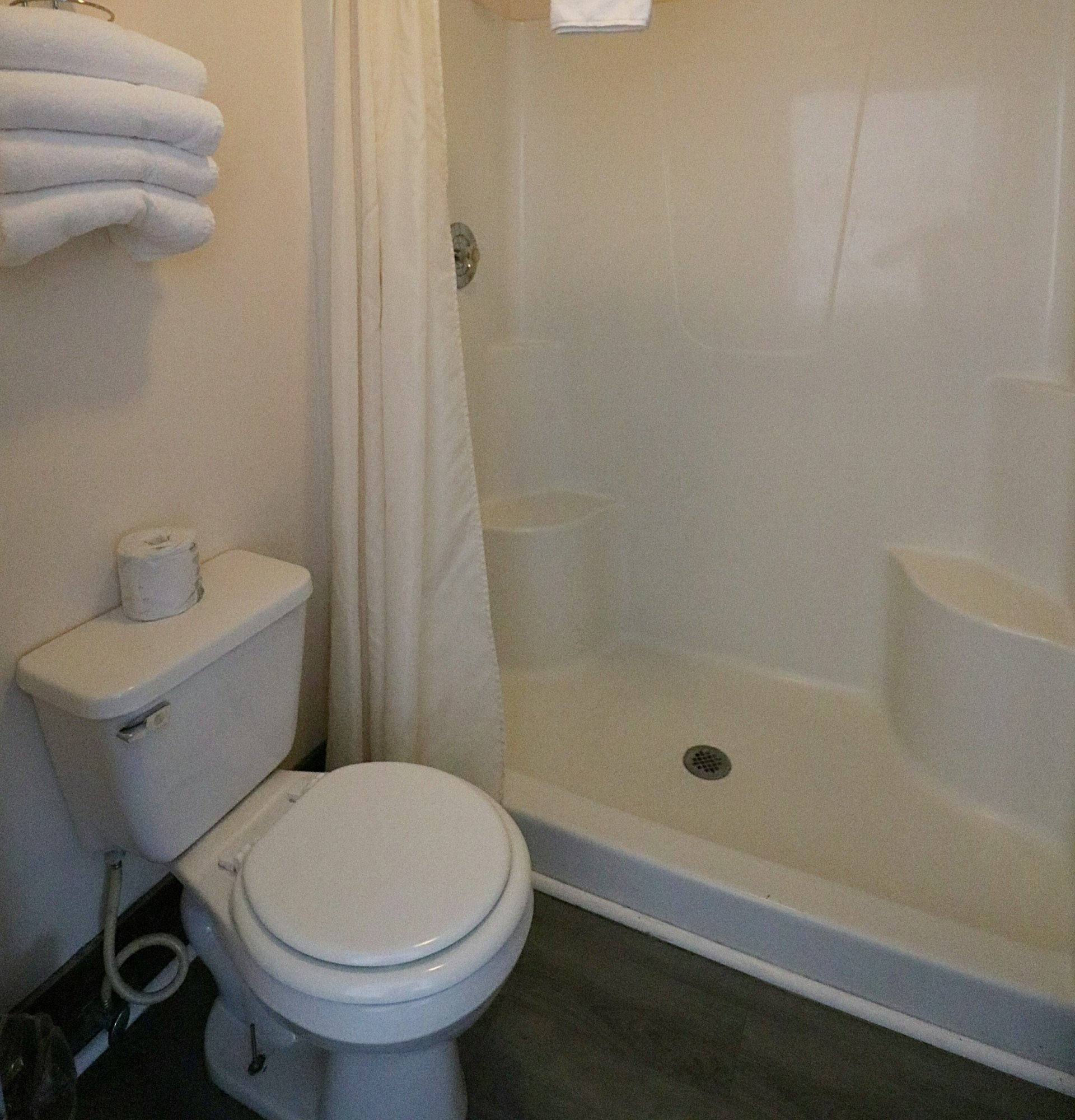 Commodore Resort - Bathroom Exterior Building