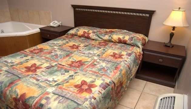 1 Double Bed with Jacuzzi - Commodore Resort, Put-in-Bay, Ohio