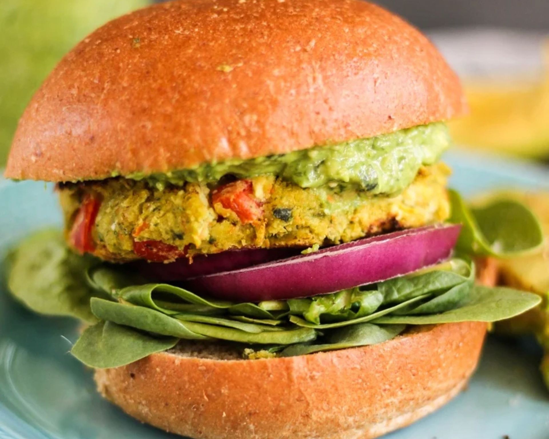 Burger végétalien avec galette verte, épinards et oignon rouge dans un pain - Burger Choice livraison Uccle