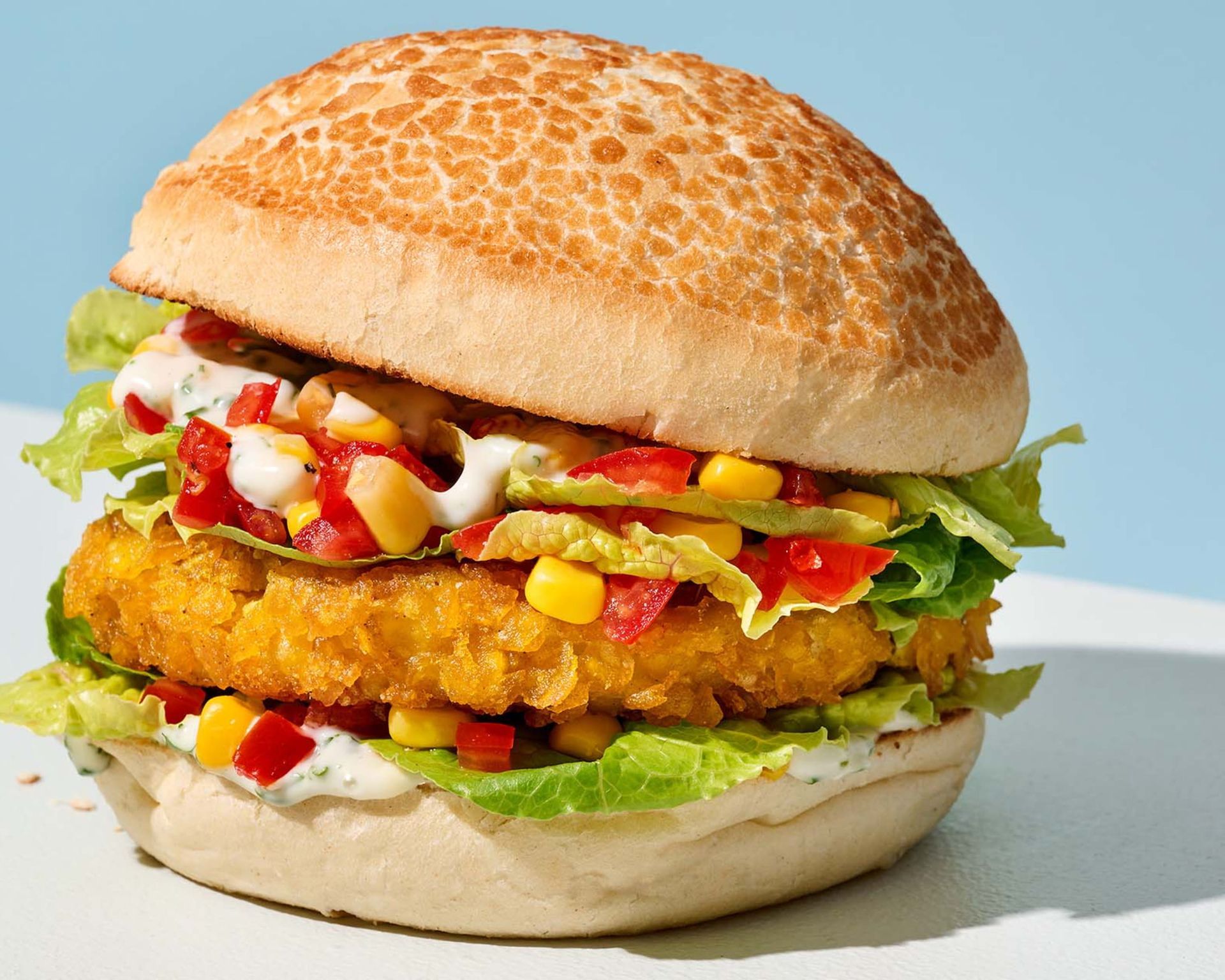 Hamburger au poulet croustillant avec laitue, tomate et sauce crémeuse sur un pain moelleux by Burger Choice
