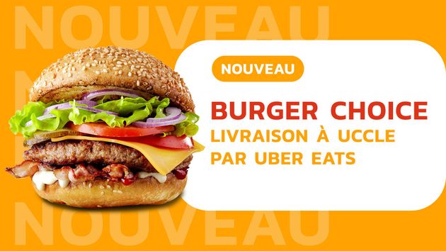 Publicité pour un hamburger avec livraison Uber Eats, fond orange, étiquette « Nouveau » et cheeseburger empilé.