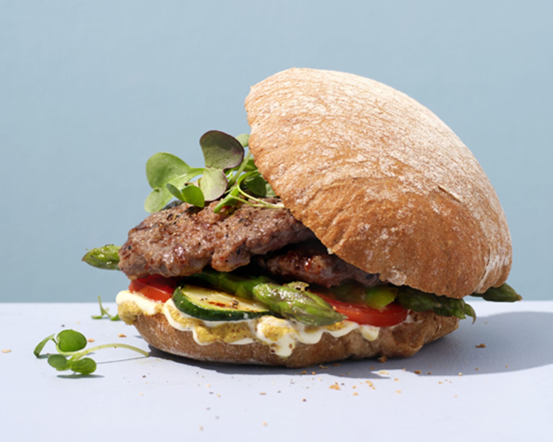 Burger artisanal avec pain grillé, steak haché, salade, tomate et sauce by Burger Choice livraison Uccle