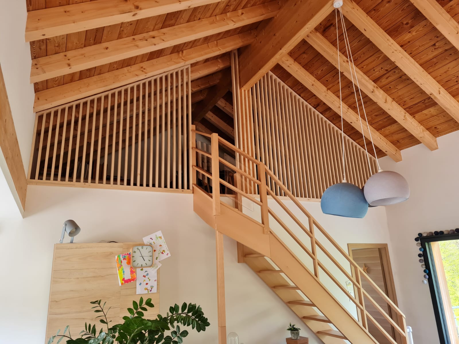 Un escalier en bois dans une maison avec une rampe en bois
